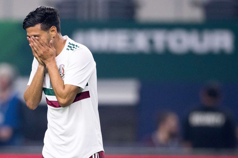 Carlos Vela se lamenta tras la derrota de México ante Croacia