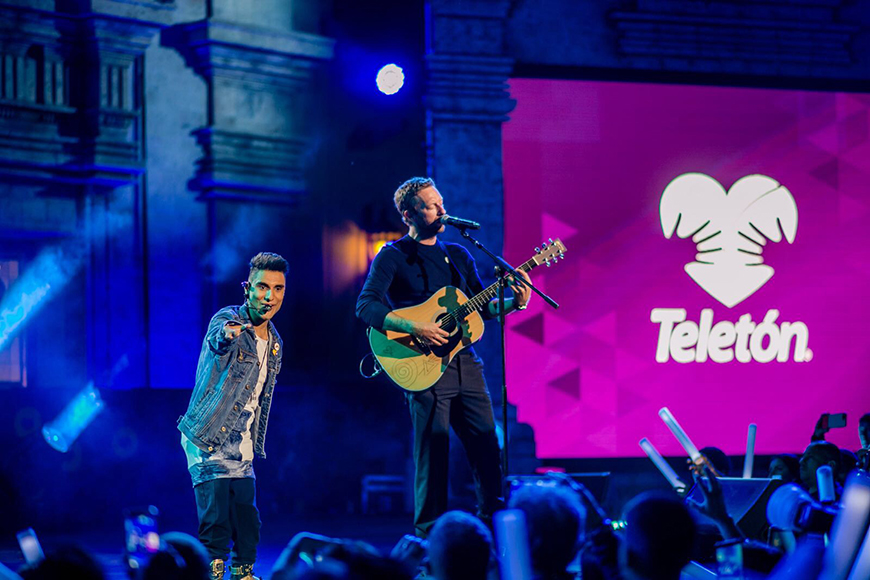 Emmanuel Kelly cantando junto a Coldplay