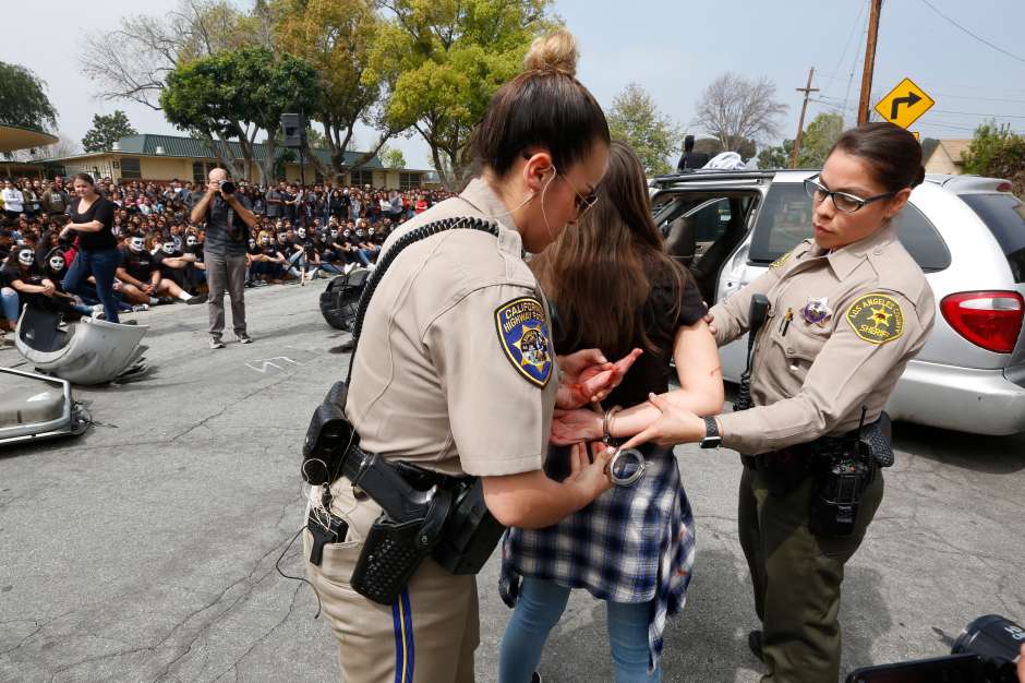 La joven presuntamente causando del accidente es arrestada durante el simulacro. (Aurelia Ventura/La Opinion)