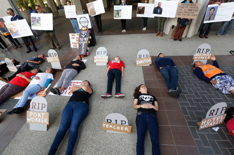Activistas conmemoran a empleados muertos heridos en su lugar de trabajo. (Aurelia Ventura/La Opinion)