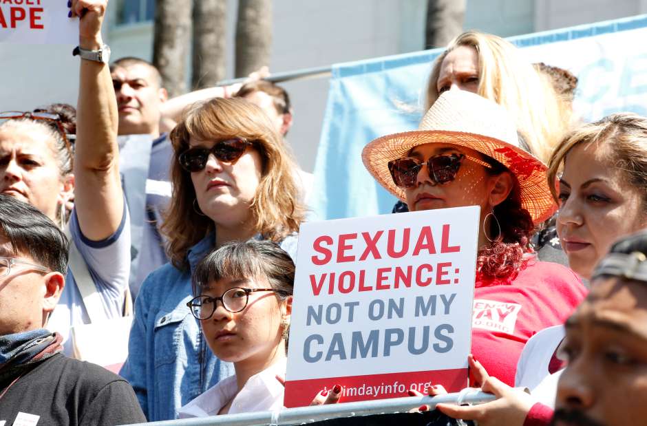 Personas se manifiestan contra las violaciones y el acoso sexual durante el Día de los Jeans en Los Ángeles. (Aurelia Ventura/La Opinion)