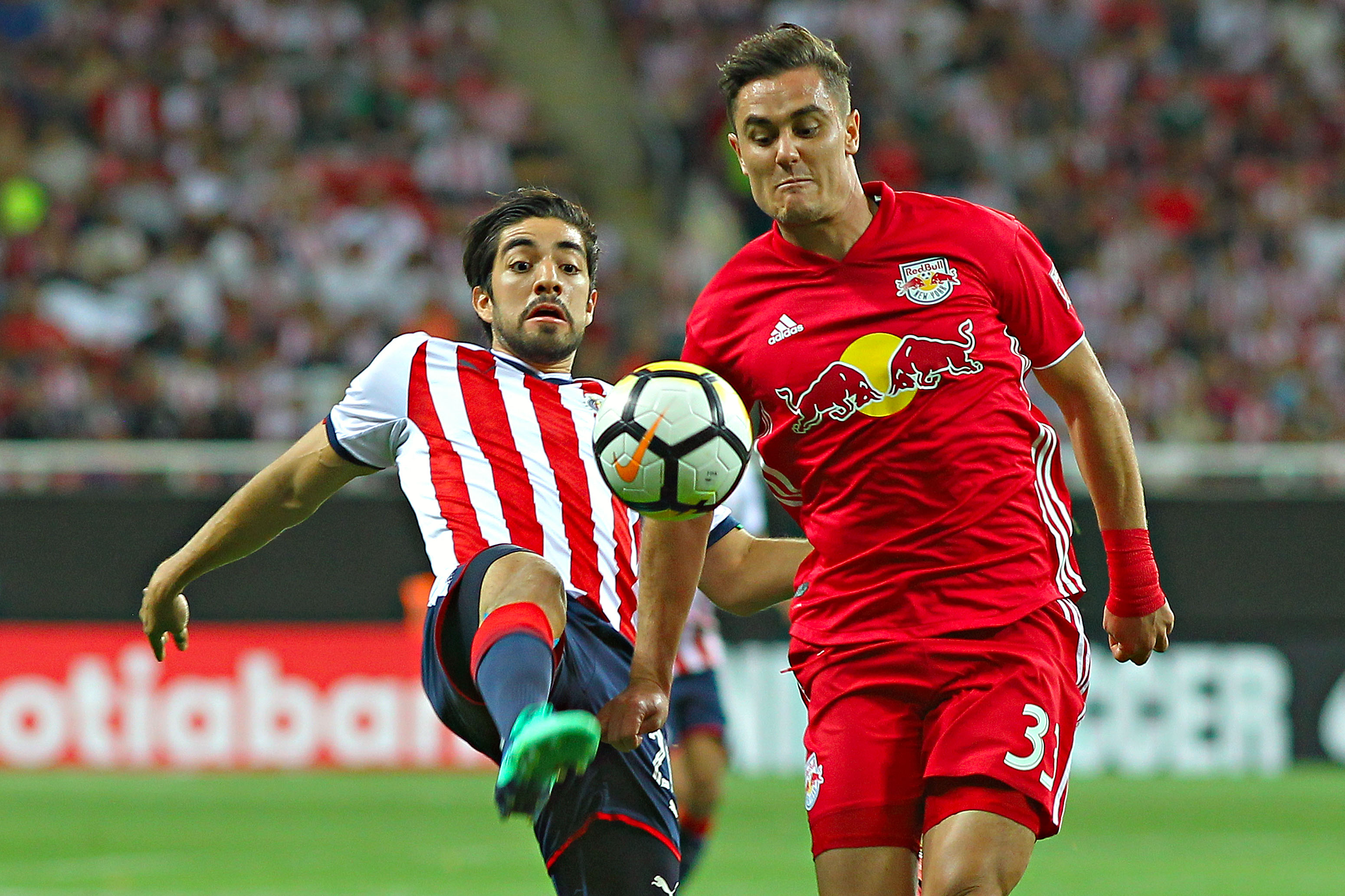 Rodolfo Pizarro (Chivas) disputa el esférico con Aaron Longo (Chivas)