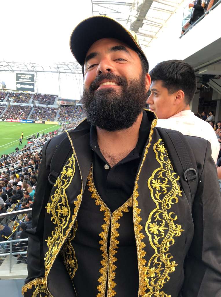 Augusto, como otros 20,000, se puso los colores negro y oro del LAFC.