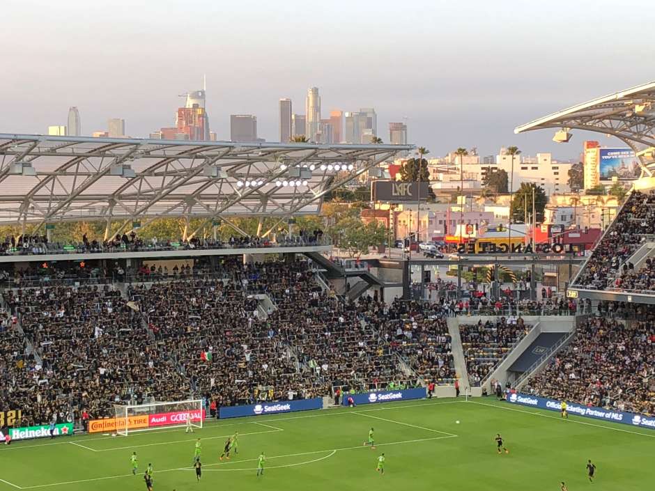 Los rascacielos del centro de L.A. desde lo alto del Estadio Banc of California.