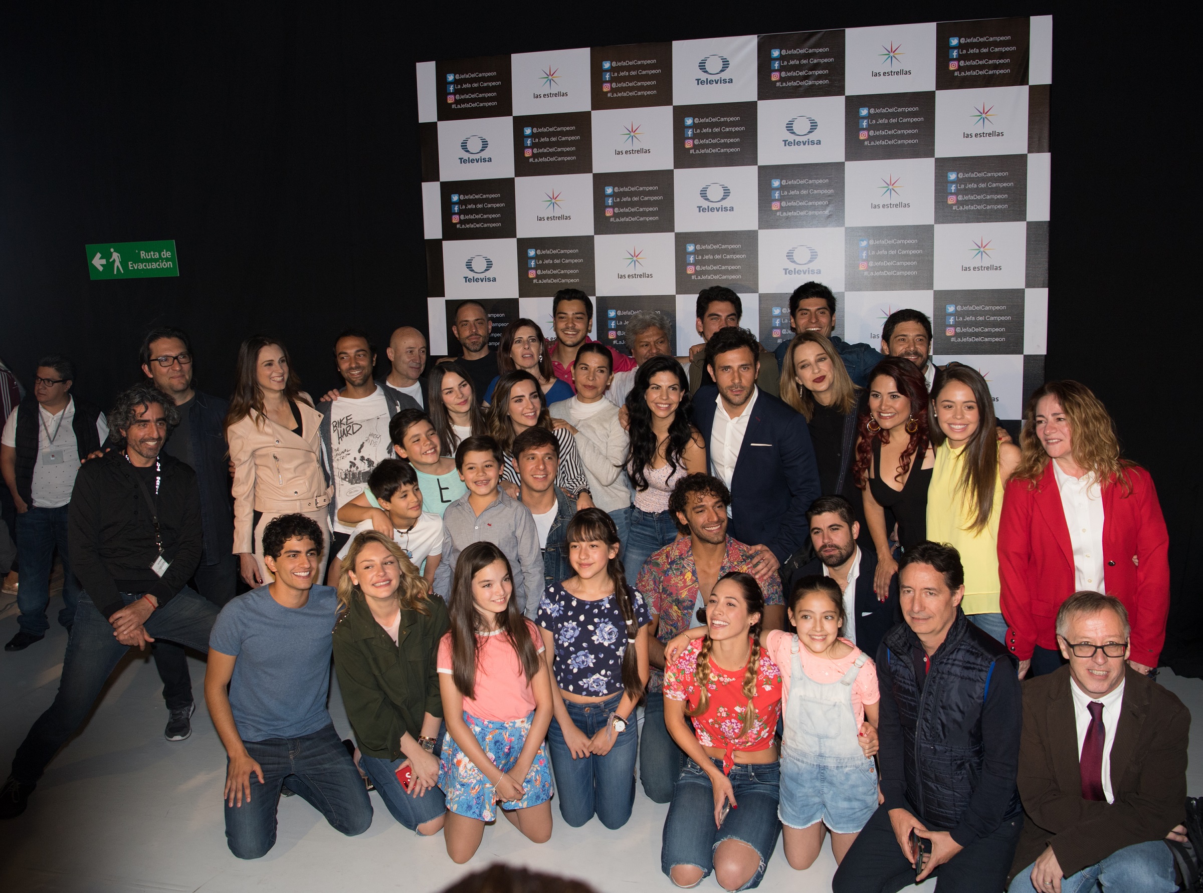 El elenco de la telenovela "La jefa del campeón" durante la misa para celebrar el inicio de grabaciones