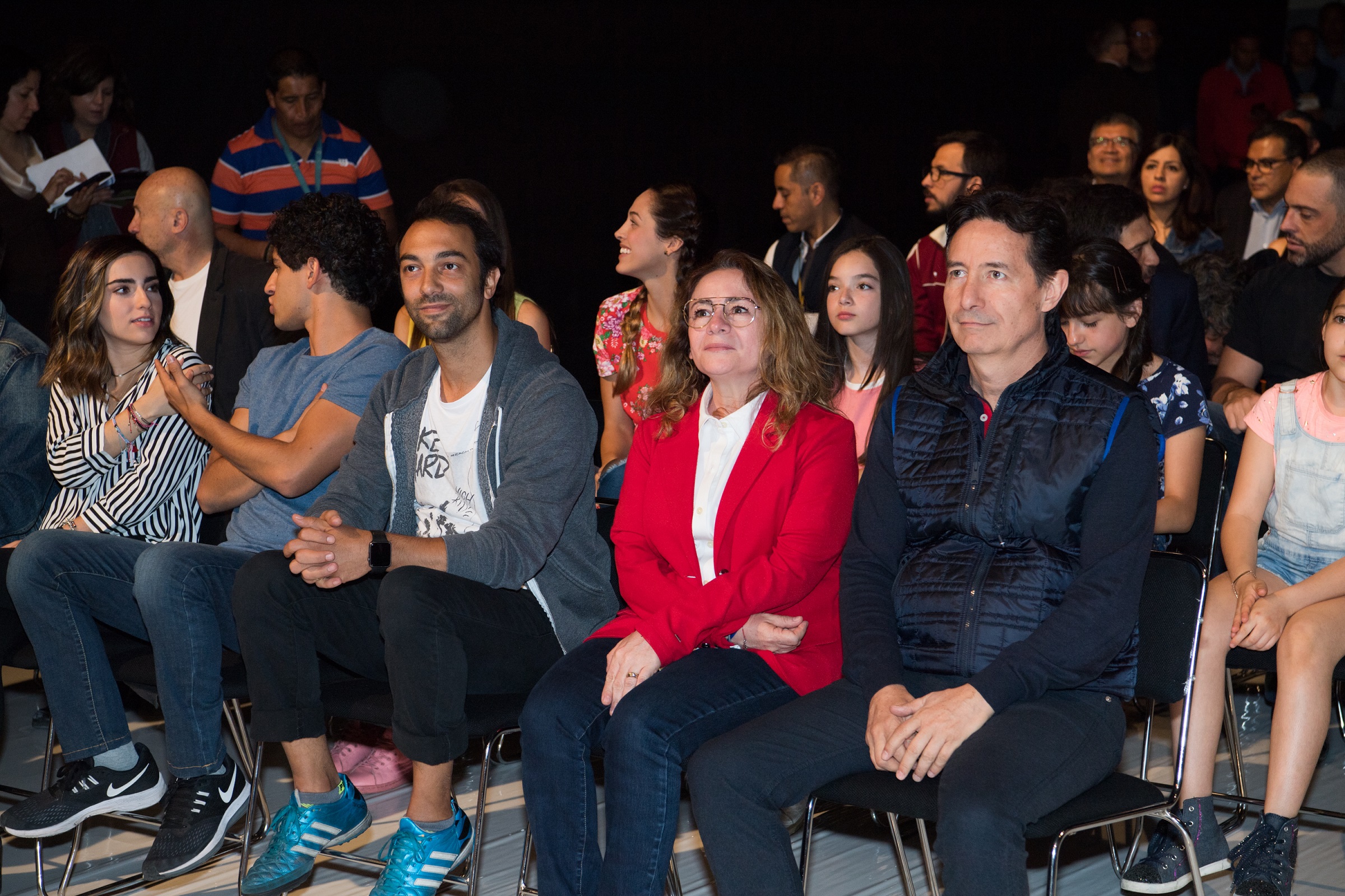 El elenco de la telenovela "La jefa del campeón" durante la misa para celebrar el inicio de grabaciones