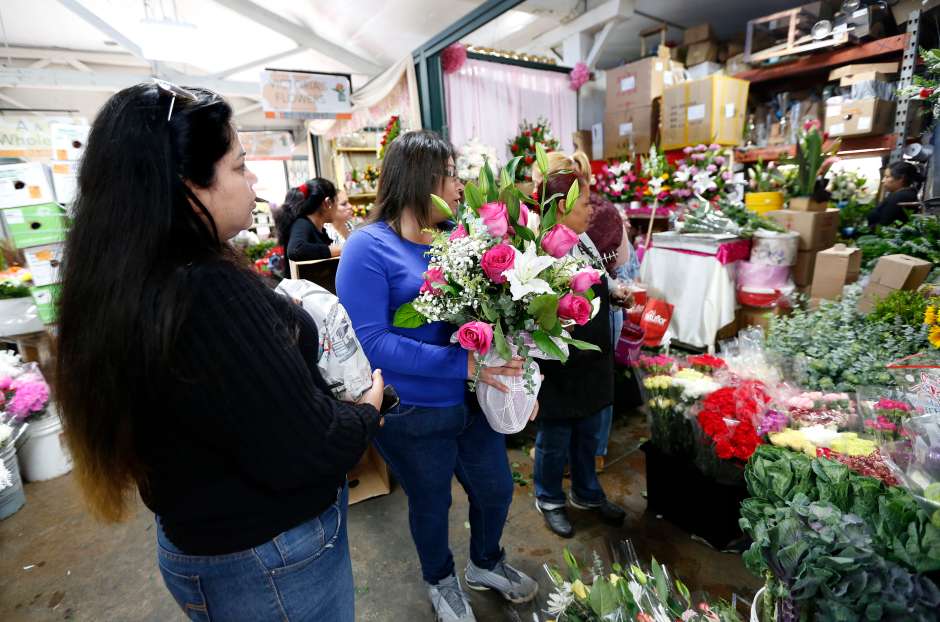 Clientes compran arreglos florales en el Distrito de las Flores de Los Angeles. (Aurelia Ventura/La Opinion)