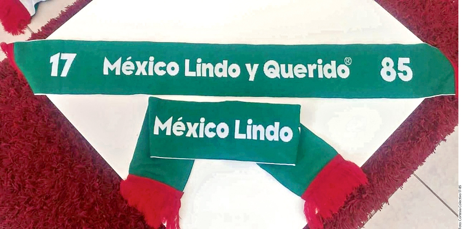 Las bufandas son de color verde y rojo y tienen en color blanco la leyenda "17 México Lindo y Querido 85".