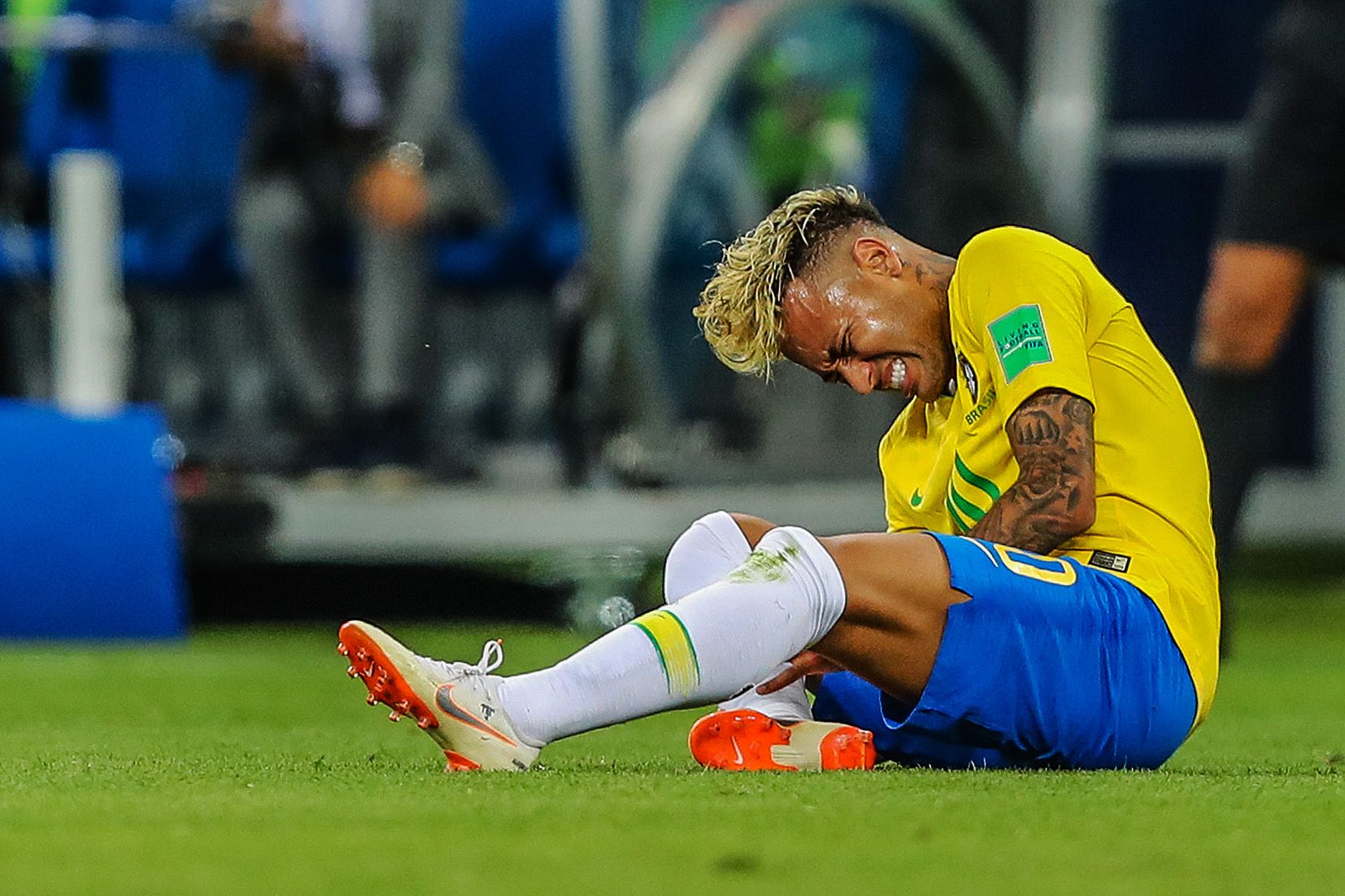 Neymar aprovecha cualquier situación para tirarse al sueño y engañar a los árbitros