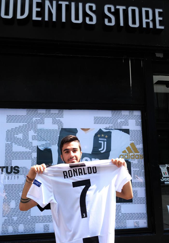 Un aficionado de la Juventus posa con la nueva playera de Cristiano Ronaldo