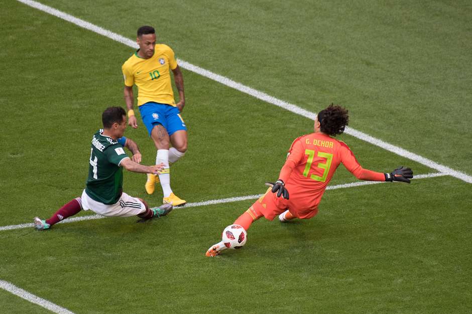 Neymar fue negado en esta jugada por el portero de México.