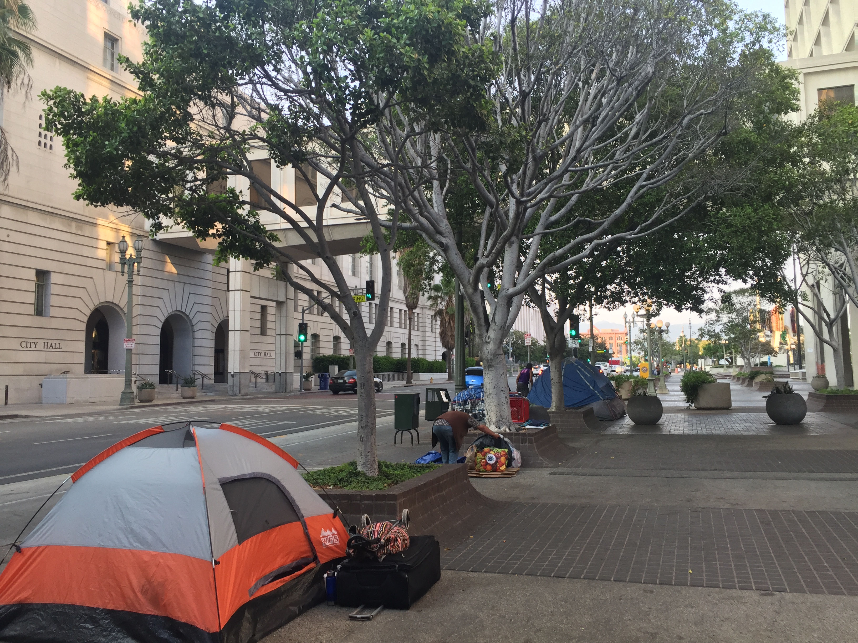 Desde la cinco de la tarde hasta las seis de la mañana, los desamparados pueden dormir afuera del Ayuntamiento de Los Ángeles sin ser removidos. (Araceli Martinez/La Opinión).