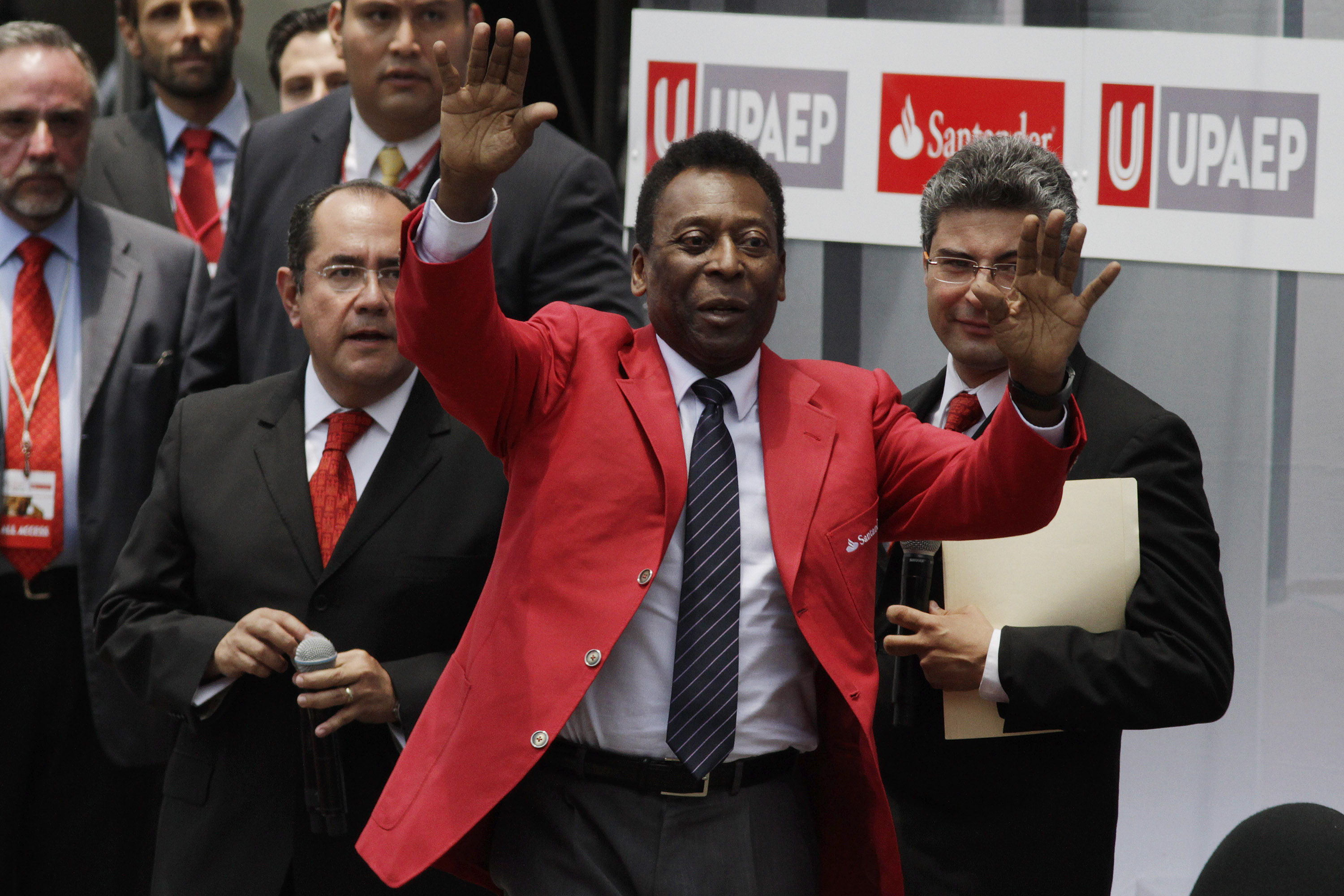 Actualmente Pelé vive en Brasil, donde se ha sometido a varias operaciones