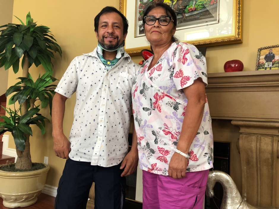 El jinete mexicano con Rosie Aponte, quien le cuida 14 horas diarias.