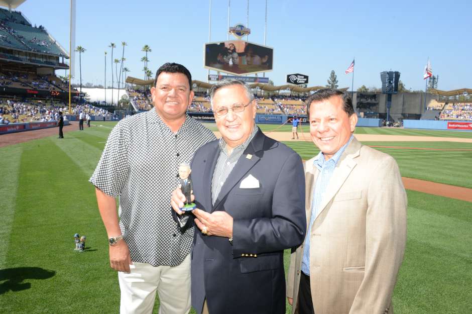 El gran cronista con sus compañeros y amigos Fernando Valenzuela y Pepe Íñiguez.