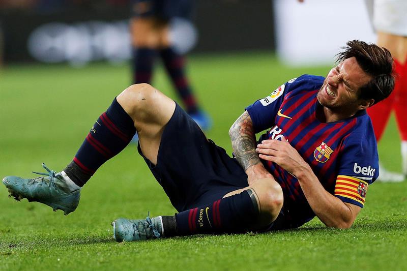 Messi se provocó la lesión en el codo al momento de caer al césped