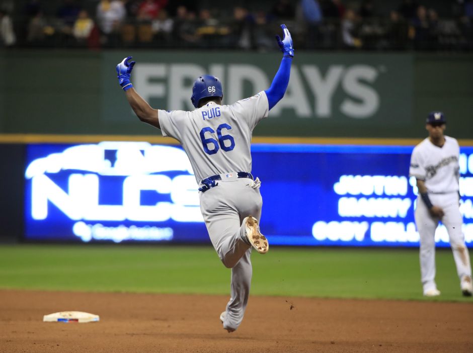 Yasiel Puig recorre las bases tras pegar un jonrón de tres carreras.