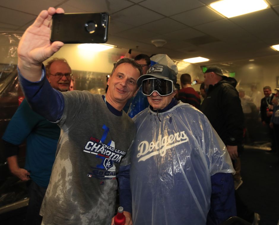 El legendario manager Tom Lasorda (der.) fue parte del festejo.