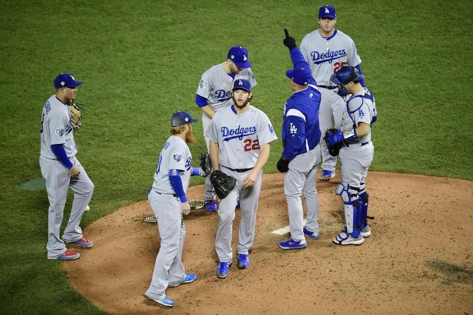 El abridor Clayton Kershaw es cambiado por su manager tras 4 innings.