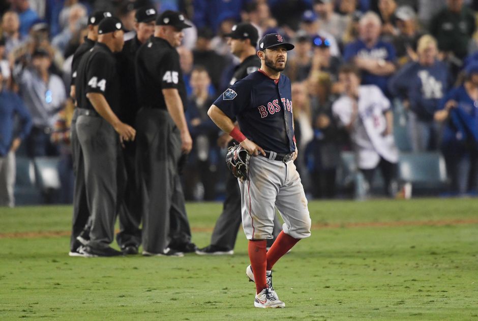 Ian Kinsler no puede creer su error de fildeo que mantuvo a los Dodgers con vida.