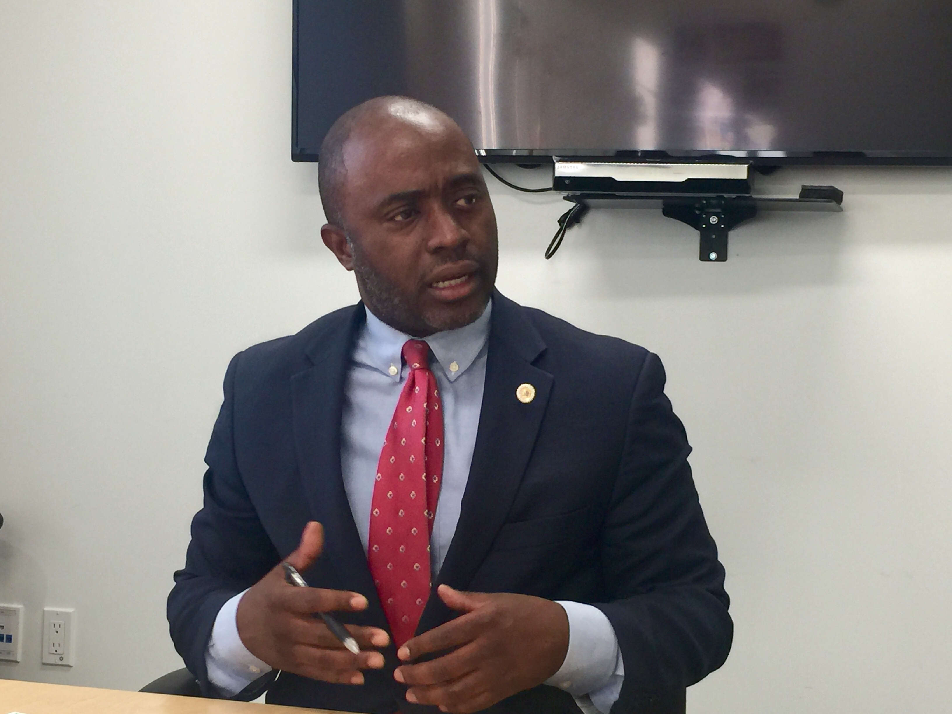 El asambleísta Tony Thurmond es candidato a superintendente de educación de California. (Araceli Martínez/La Opinión).