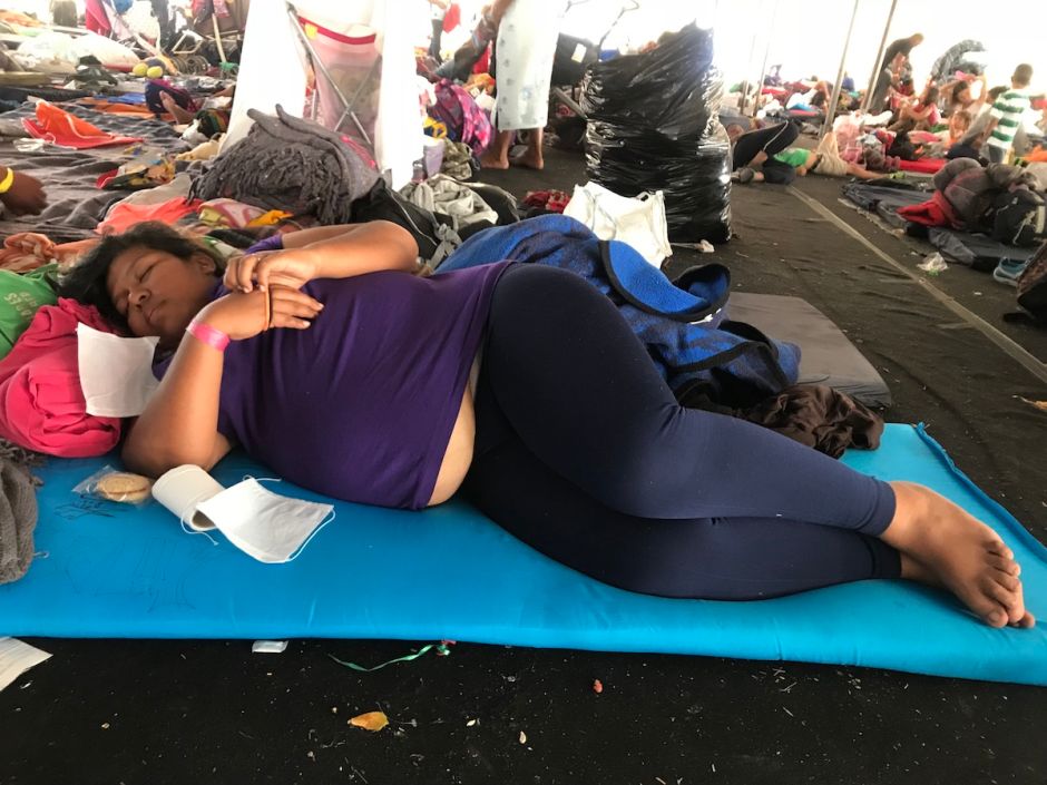 Abigail, una hondureña embarazada, está exhausta tras caminatas de hasta 12 horas.