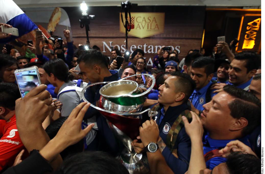 Jugadores del Cruz Azul con el trofeo de la Copa MX se mezclaron entre los aficionados