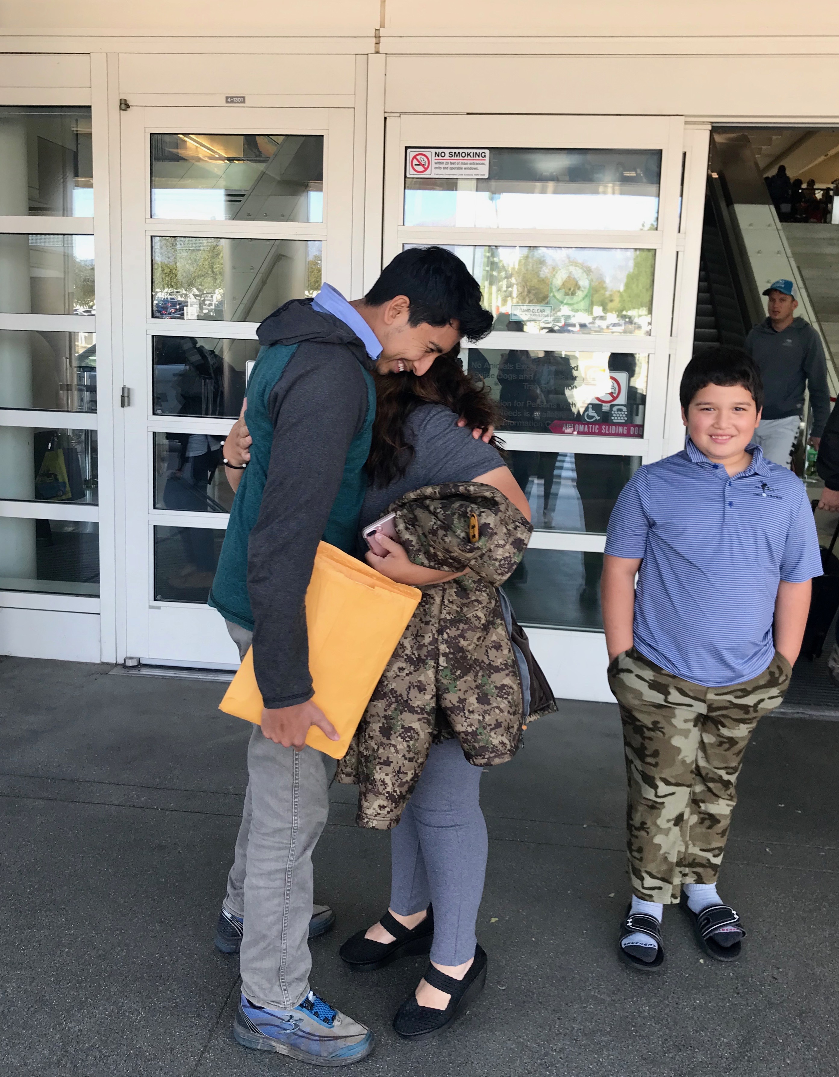 Marlon Álvarez recibe un fuerte abrazo de su tía Scarlett Herrera al arribar al aeropuerto de Ontario, California. (Foto suministrada).