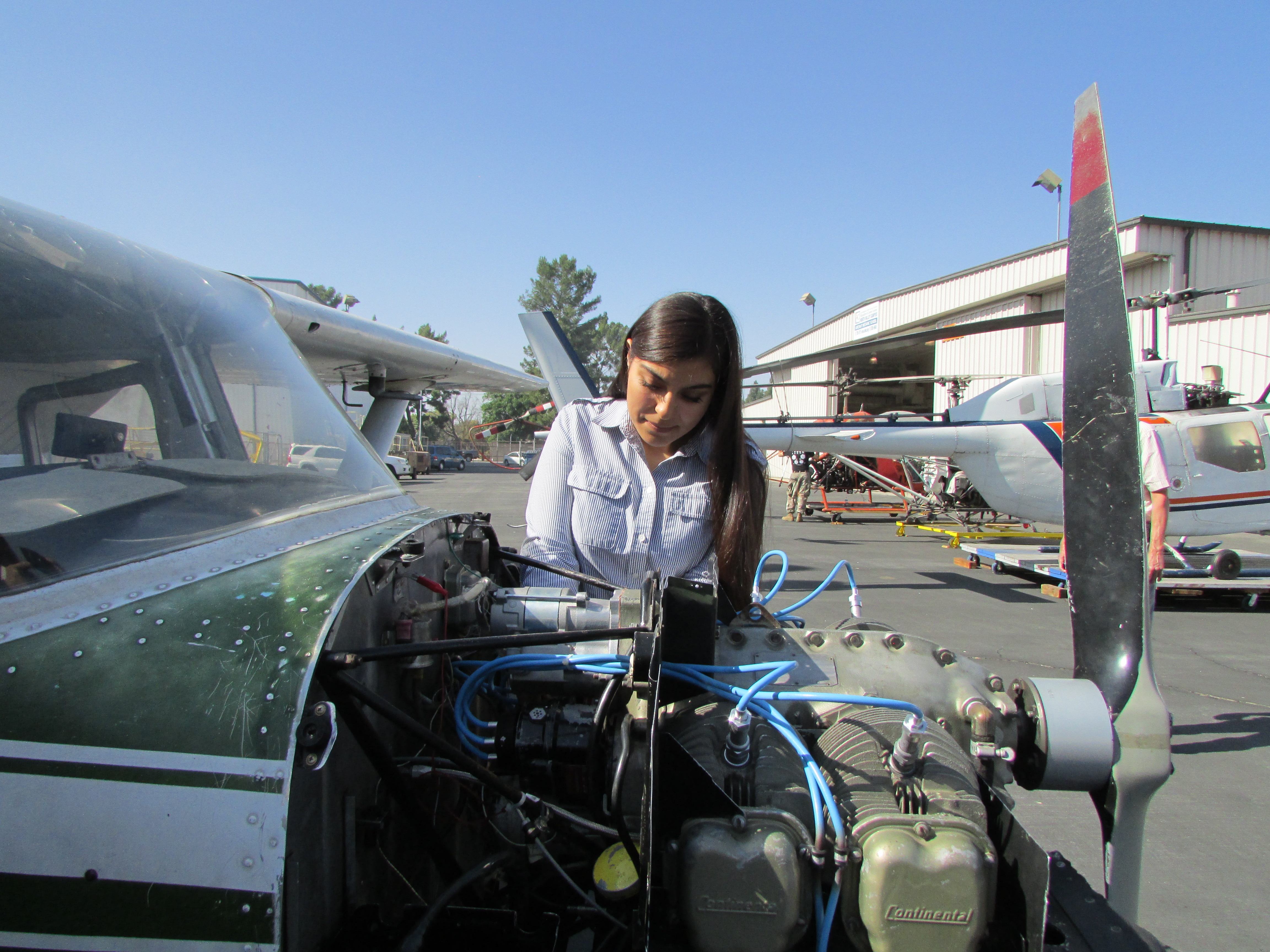 A Mónica Hernández, le gusta la reparación de aviones. (Araceli Martínez/La Opinión).