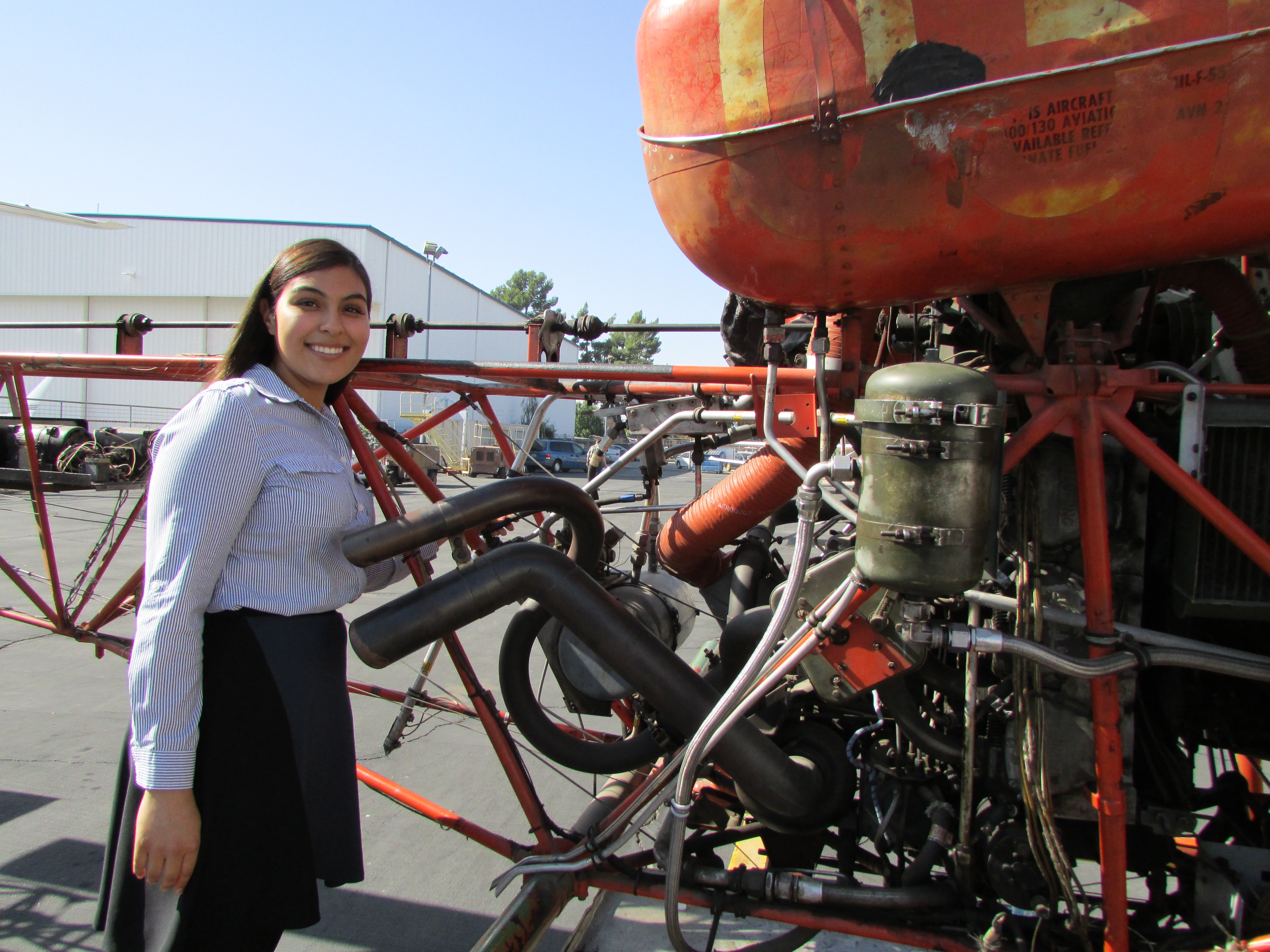 La joven nativa de Sun Valley, Mónica Hernández se va graduar como mecánica de aviones este mes de noviembre. (Araceli Martínez/La Opinión).