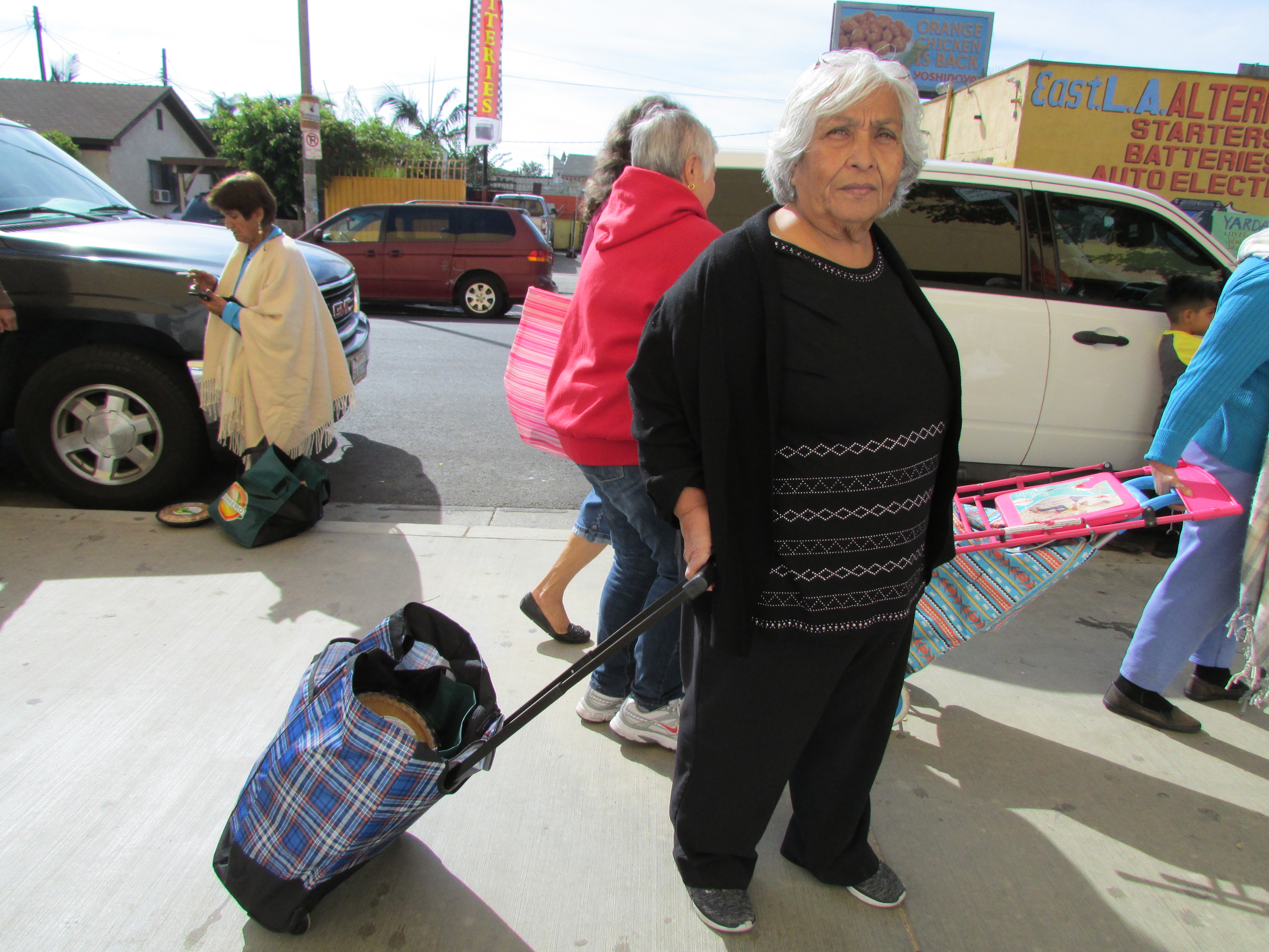 Thelma se fue feliz, y de prisa con su cena de Acción de Gracias. (Araceli Martínez/La Opinión).