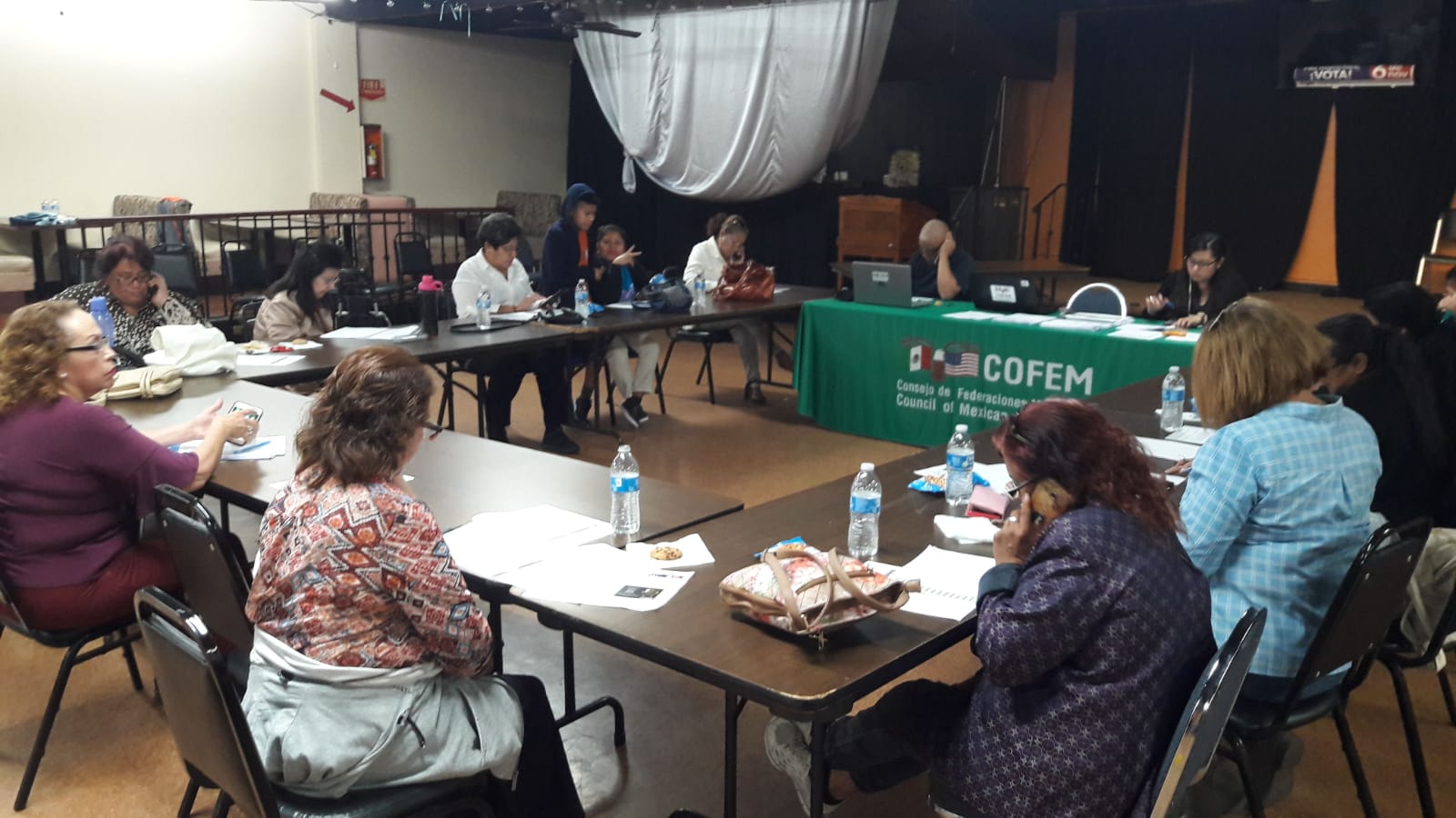 Decenas de voluntarios participaron en los grupos organizados por el Consejo de Federaciones Mexicanas (COFEM) llamando por teléfono a los nuevos ciudadanos invitándolos a salir a votar. (foto suministrada).