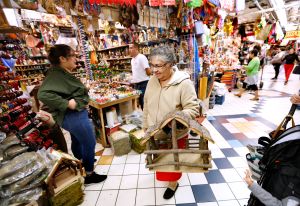 Yolanda Piñón se lleva la cabaña para su nacimiento. (Aurelia Ventura/La Opinion)