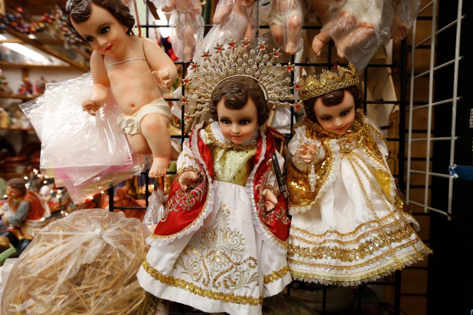 Figuras del Niño Dios de venta en el Mercadito del Este de Los Ángeles. (Aurelia Ventura/La Opinion)