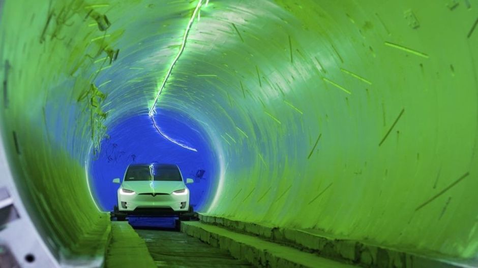 En su presentación, que se trasmitió en vivo por Internet, Musk dijo que autos han alcanzado velocidades de hasta 110 mph en el túnel, “que te da un poco de miedo”. (@BoringCompany)