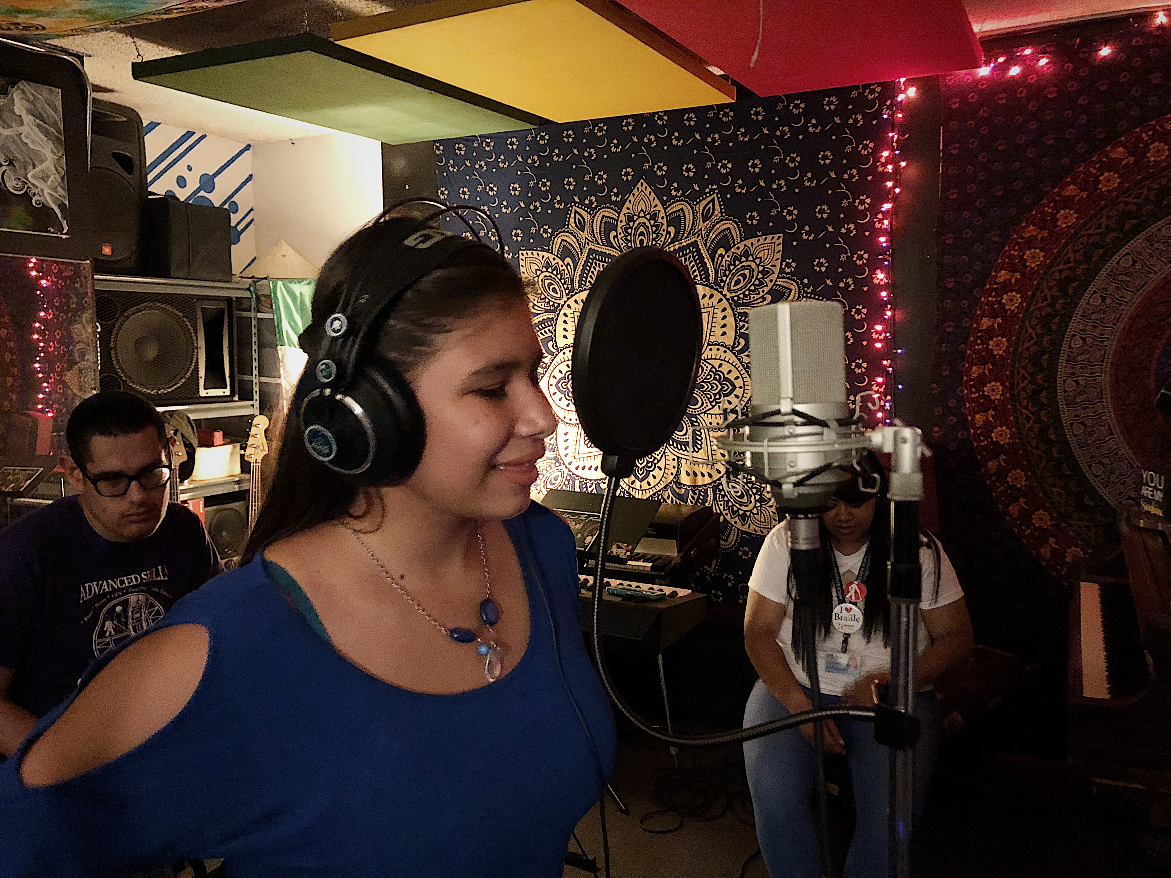 Evelyn Maldonado en un estudio de grabación cantando la canción “Do what you think”