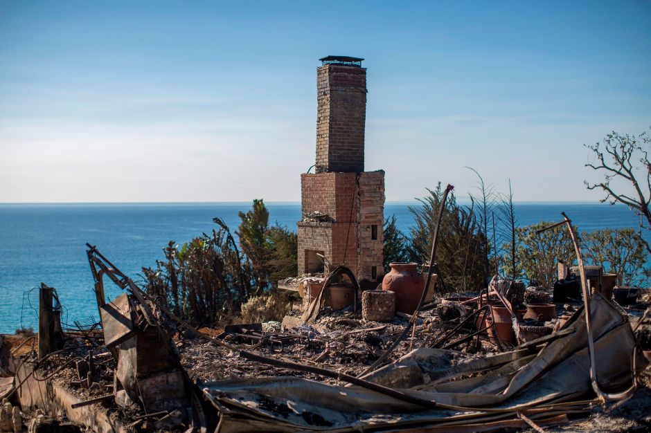 Pérdidas millonarias han dejado los incendios del último año en California como en esta casa en Malibú despues del incendio Woolsey.