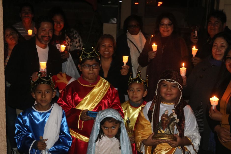 Los menores de edad representaron a la Sagrada Familia que busca albergue antes del nacimiento del Nino Dios. (Jorge Luis Macias, Especial para La Opinion)