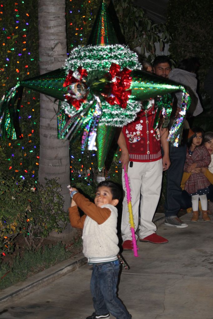 No falto la tradicional piñata en el festejo de Navidad. (Jorge Luis Macias, Especial para La Opinion)