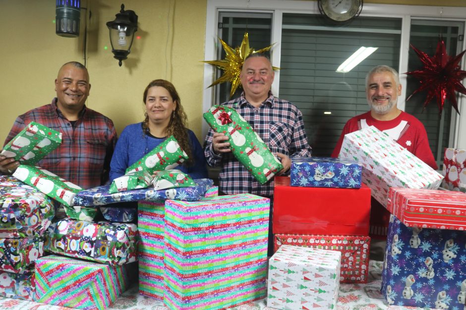 Carlos Torres, su hermana Silvia; Jorge Galván y Juan Carlos Gaeta fueron los organizadores principales de la posada navideña donde repartieron muchos regalos. (Jorge Luis Macias, Especial para La Opinion)