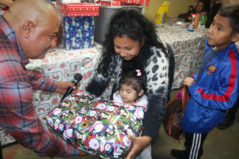 En esta posada de la generosidad de Carlos y Silvia Torres, Jorge Galván y Juan Carlos Gaeta alcanzó para que los niños fueran parte de una rifa de juguetes, además de obsequios como cobijas, toallas, chocolates y utensilios de cocina para las señoras. (Jorge Luis Macias, Especial para La Opinion)