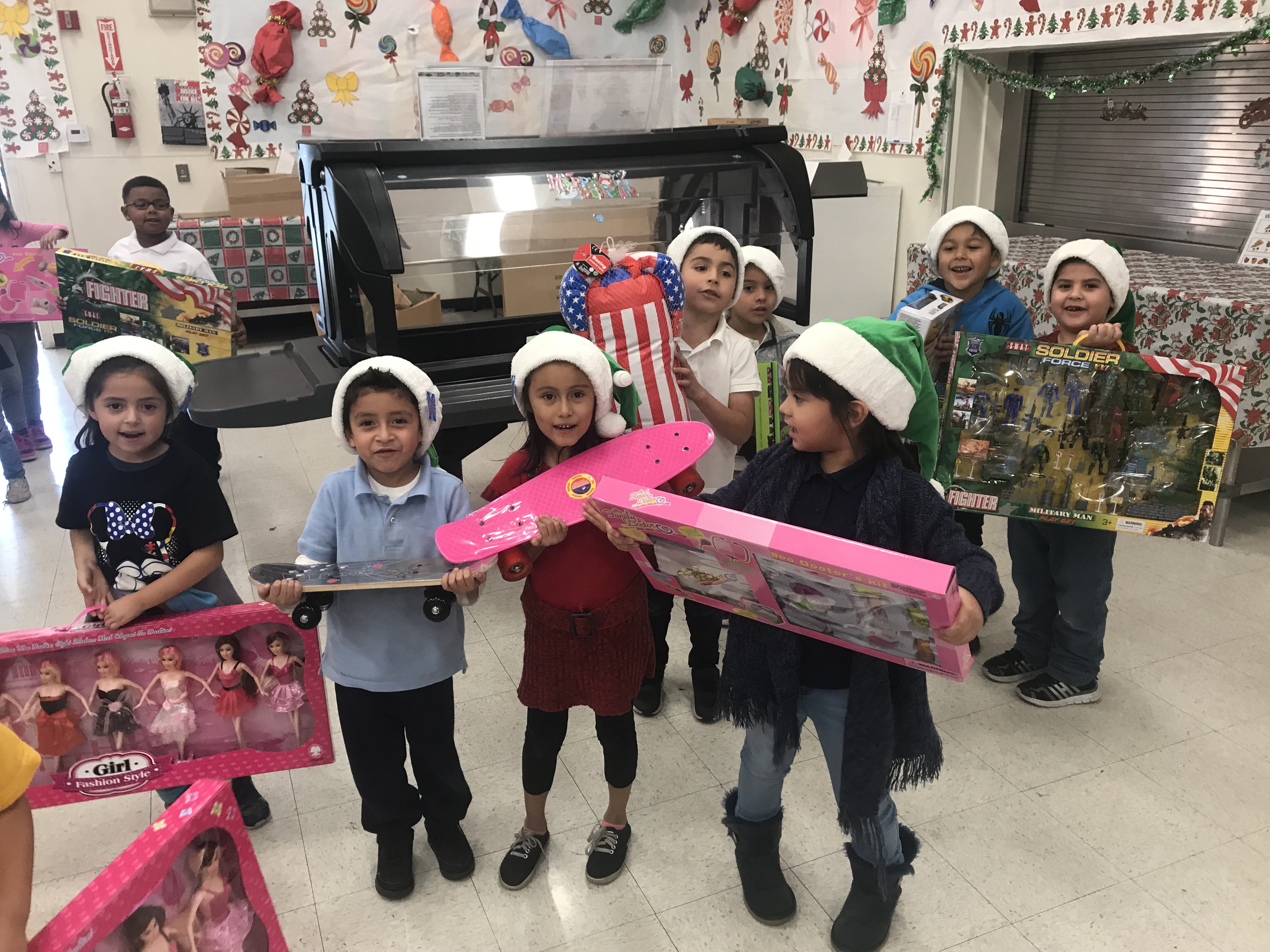 Niños de la escuela elemental Roosevelt de la ciudad de Lynwood, recibieron regalos del empresario Ezequiel Sierra. (Foto suministrada).