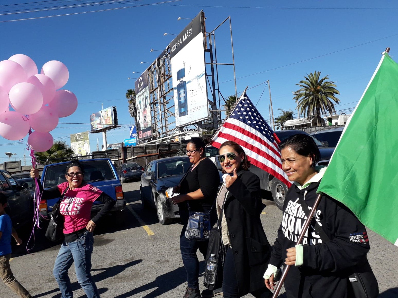 Emma Sánchez fue acompañada hasta el final por el grupo Madres Soñadoras de madres deportadas y separadas de sus familias que vive en Tijuana. (Foto Cortesía de Yolanda Varona).
