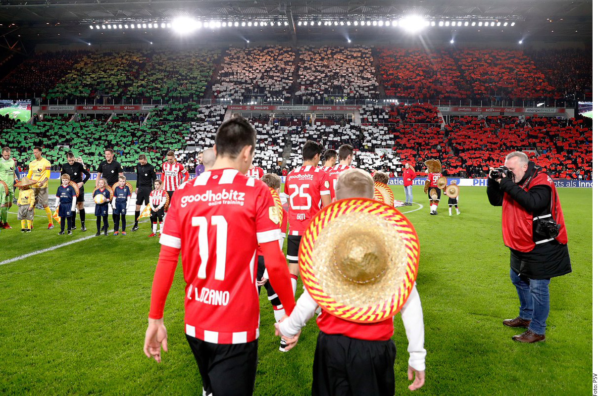 Un mosaico gigante con la bandera de México se desplegó en las tribunas del estadio