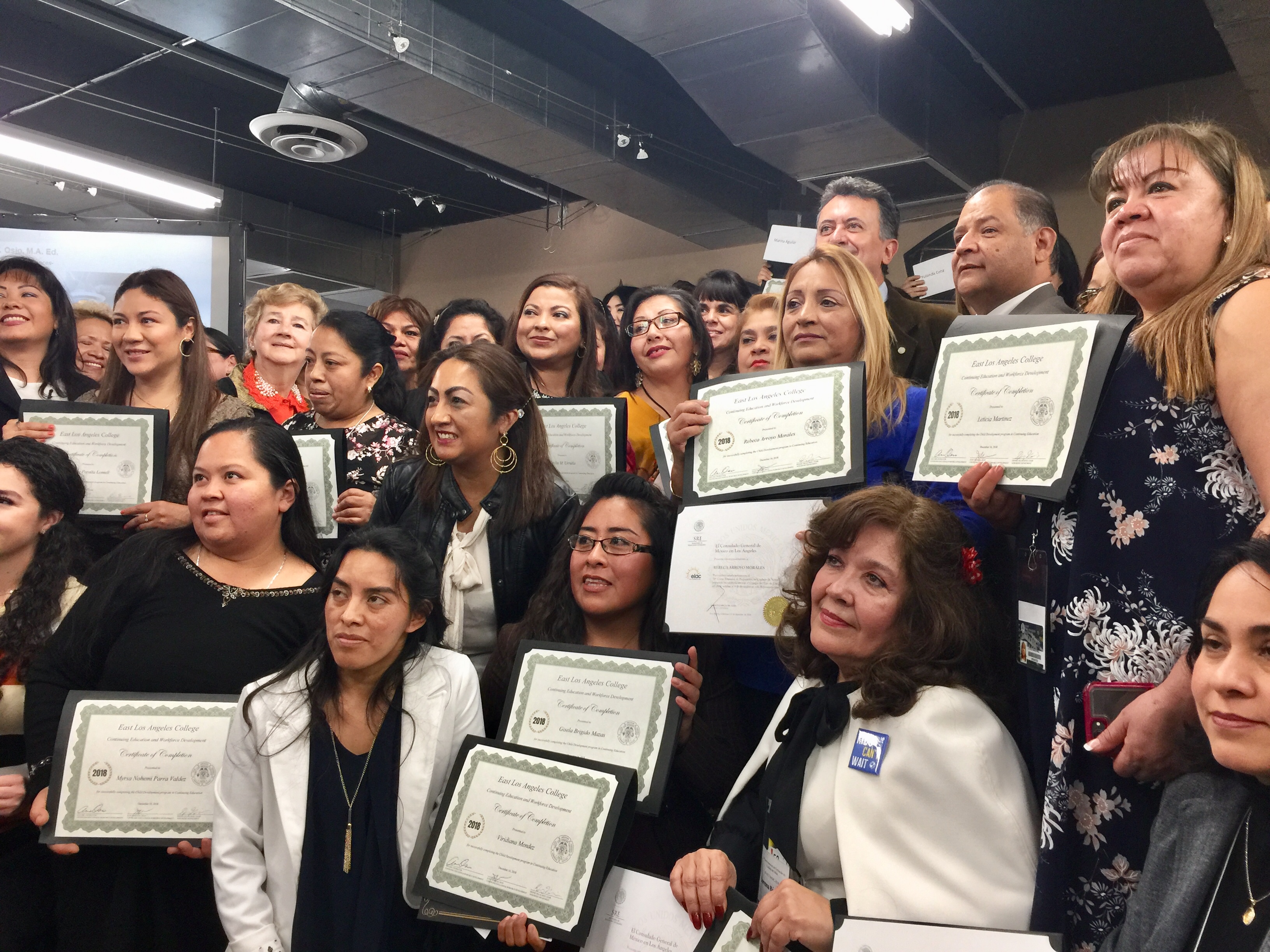 76 mujeres se graduaron del curso intensivo de Formación y Cuidado de Niños. (Araceli Martínez/La Opinión).