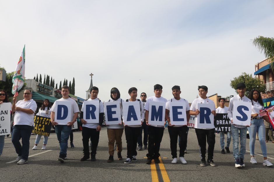 Un grupo de ‘soñadores’ beneficiarios de la Acción Diferida para los Llegados en la Infancia (DACA) tomaron parte en el evento. (Jorge Luis Macías, Especial para La Opinión)