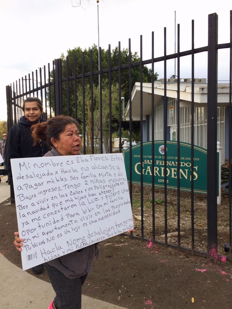 Elva Flores durante la protesta de este lunes frente a las oficinas del compejo habitacional San Fernando Gardens en Pacoima. (Francisco Castro)