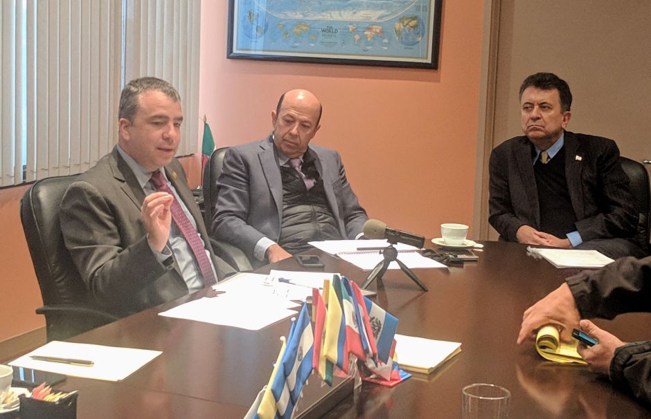 El consejero Yuri Gabriel Beltrán MIranda (izq.) y el el licenciado Enrique Andrade González, presidente de vinculación con residentes en el extranjero del INE hablaron de los resultados de la elección de julio de 2018. (Jacqueline García)