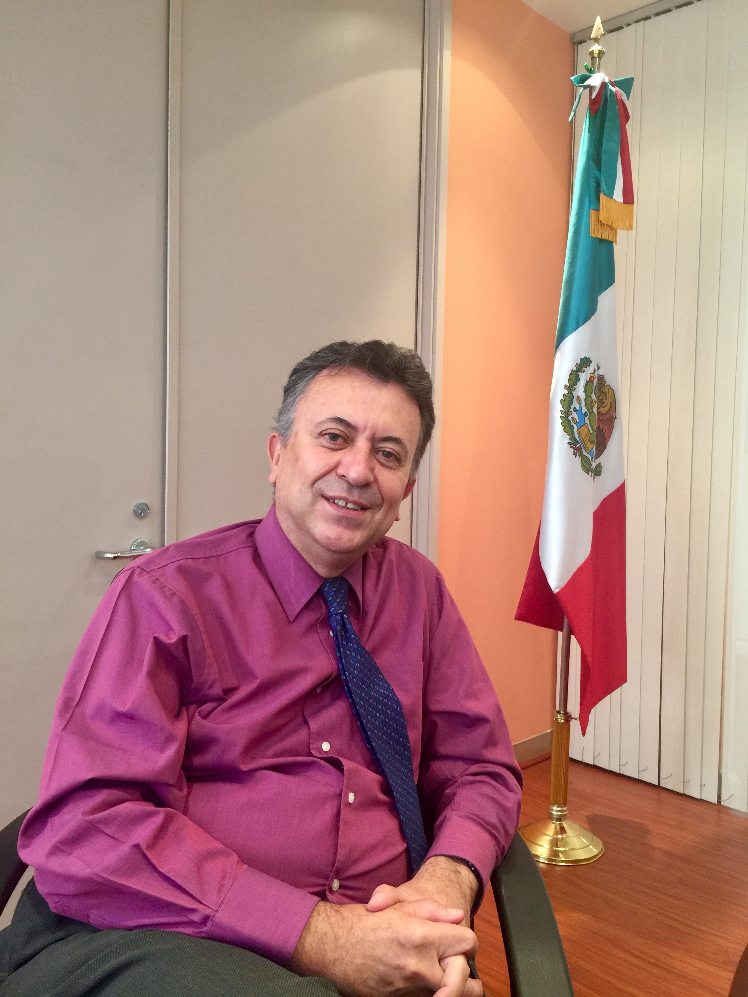 El cónsul de México en Los Ángeles, Carlos García de Alba pide a los mexicanos portarse bien para evitar ponerse en la mira de Migración. (Araceli Martínez/La Opinión).