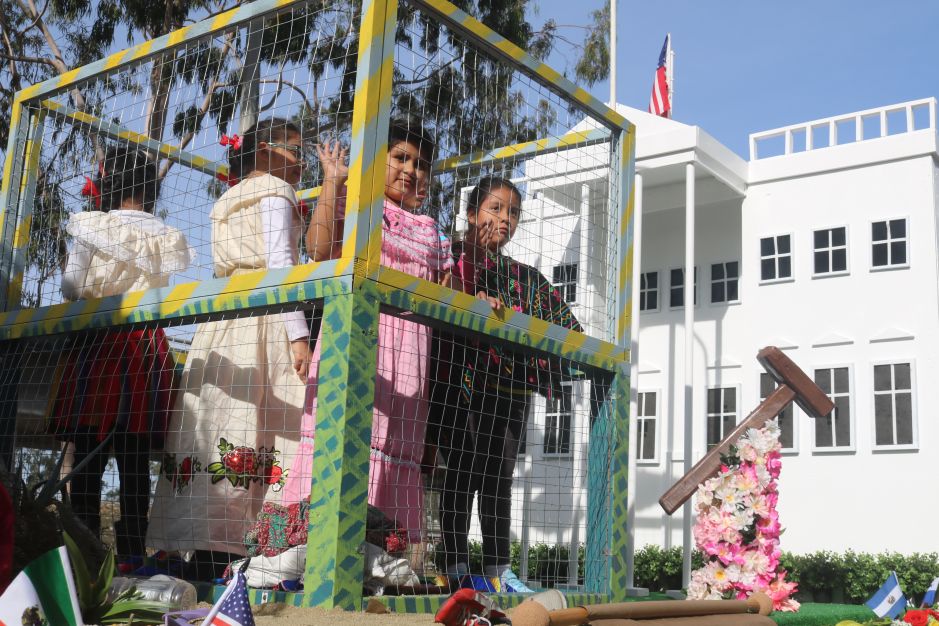 La jaula, niños encerrados, la Casa Blanca y pedido de justicia para los inmigrantes. Es la carroza de la iglesia de San Carlos Borromeo, de North Hollywood. (Jorge Luis Macías, Especial para La Opinión)